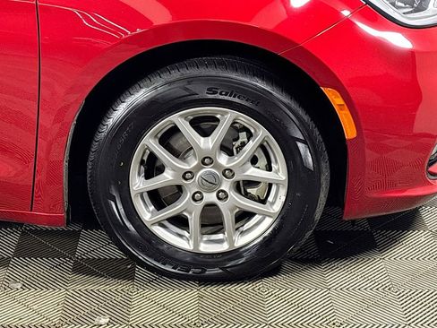 Used 2025 Chrysler Pacifica Select image 21