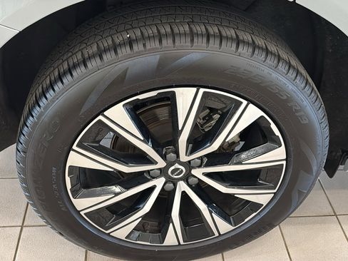 Used 2025 Volvo XC60 B5 Plus AWD/4WD image 31