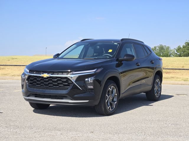 Used 2025 Chevrolet Trax LT FWD image 3