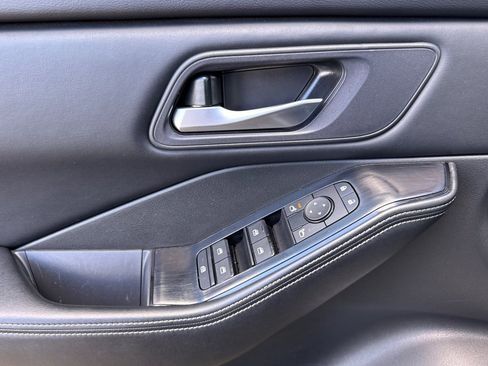 Used 2024 Nissan Rogue SV image 10