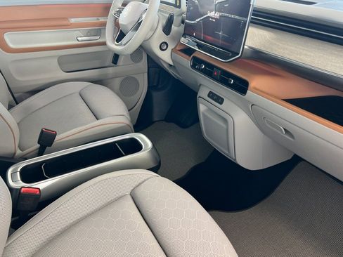 New 2025 Volkswagen ID. Buzz 1st Edition RWD image 17