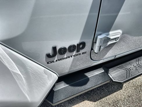 Used 2025 Jeep Gladiator Sport AWD/4WD image 5