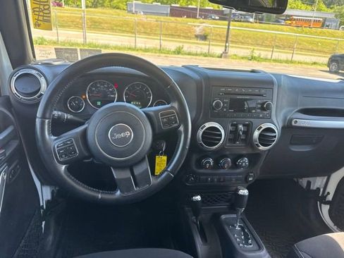 Used 2015 Jeep Wrangler Unlimited Sahara w/ Connectivity Group AWD/4WD image 13