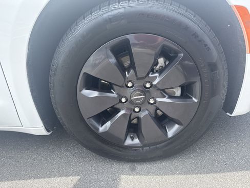 Used 2019 Chrysler Pacifica Limited w/ Advanced Safetytec Group image 7