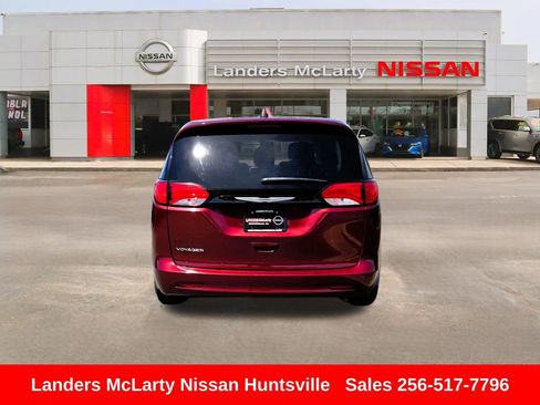 Used 2023 Chrysler Voyager LX FWD image 9