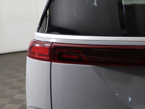 Used 2024 Kia Carnival EX image 16