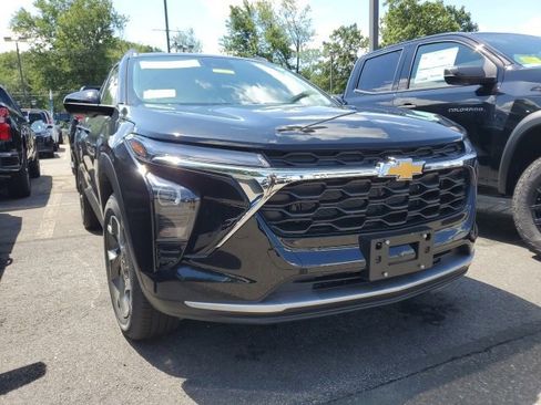 New 2025 Chevrolet Trax LT image 2