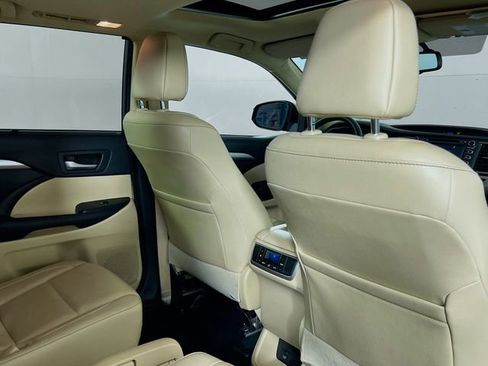 Used 2016 Toyota Highlander XLE FWD image 7