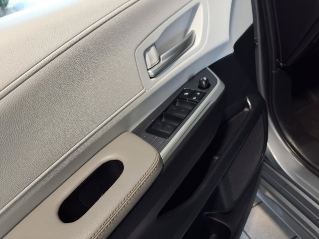 Used 2026 Toyota Sienna XLE FWD image 17