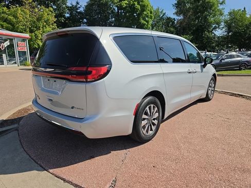 Used 2024 Chrysler Pacifica Limited FWD image 5