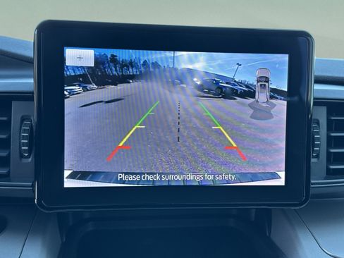 Used 2023 Ford Explorer XLT image 11