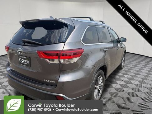 Used 2019 Toyota Highlander XLE w/ Carpet Mat Package (TMS) AWD/4WD image 6