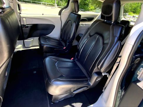 Used 2023 Chrysler Pacifica Touring-L FWD image 21