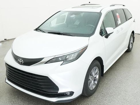 New 2026 Toyota Sienna XLE image 16