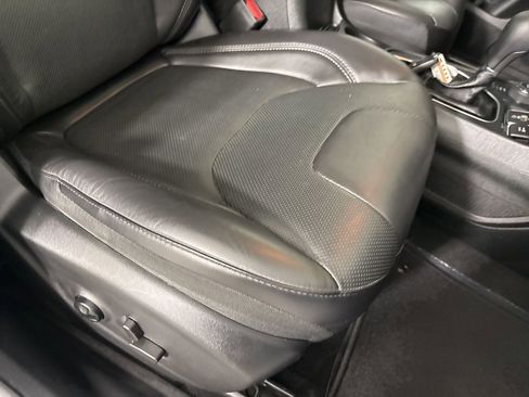 Used 2021 Jeep Cherokee Limited image 30