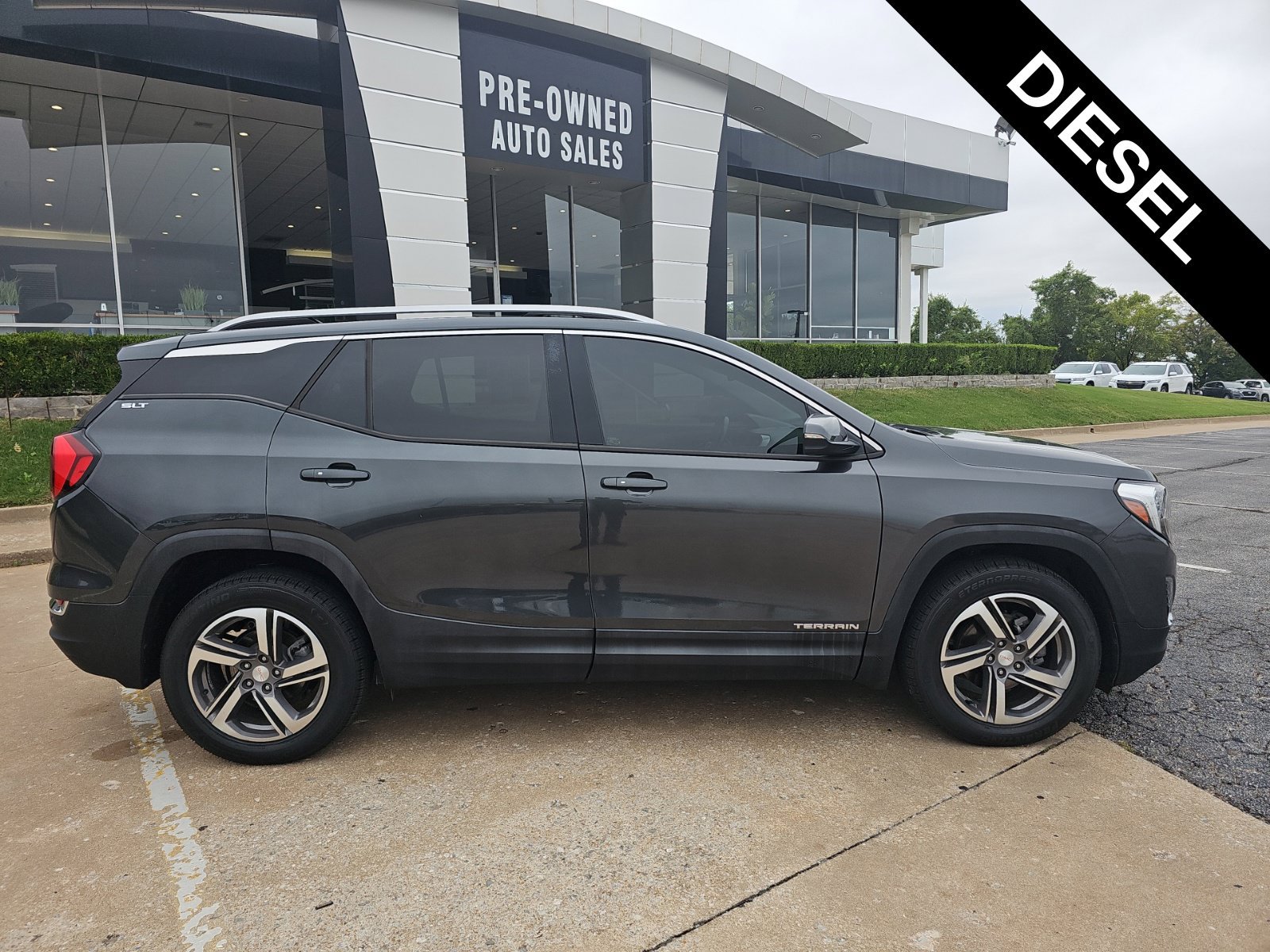 Used 2019 GMC Terrain SLT w/ Infotainment Package II AWD/4WD image 2