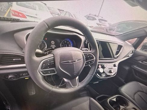 Used 2025 Chrysler Pacifica Select FWD image 6