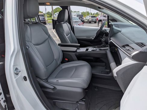 Used 2025 Toyota Sienna LE w/ LE Plus Package AWD/4WD image 27