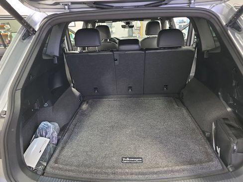 Used 2022 Volkswagen Tiguan SE R-Line image 12