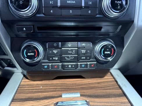 Used 2017 Ford F150 Lariat w/ Equipment Group 502A Luxury AWD/4WD image 23