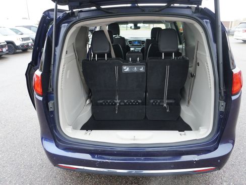 Used 2019 Chrysler Pacifica Touring-L image 20