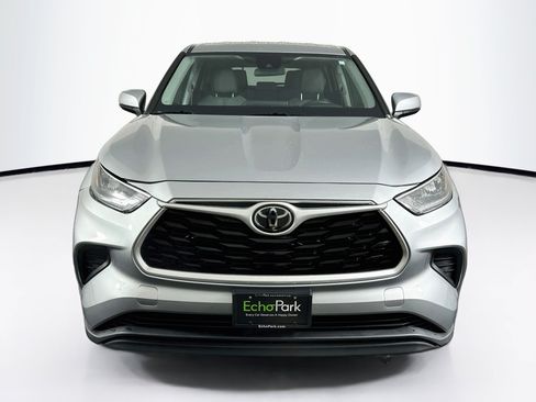 Used 2020 Toyota Highlander L FWD image 2