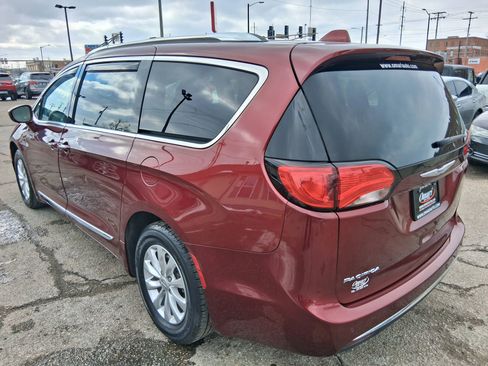 Used 2019 Chrysler Pacifica Touring-L image 6