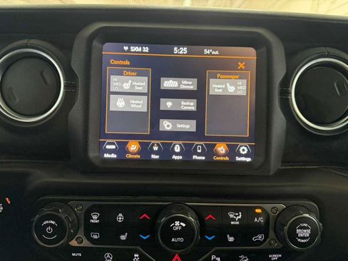 Used 2020 Jeep Wrangler Unlimited Sahara AWD/4WD image 28