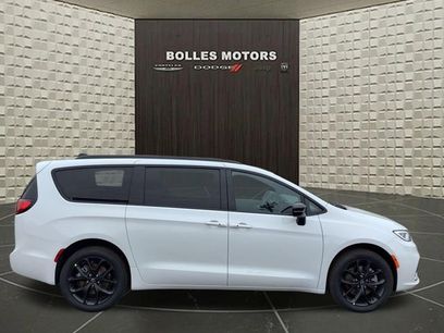 New 2026 Chrysler Pacifica Select