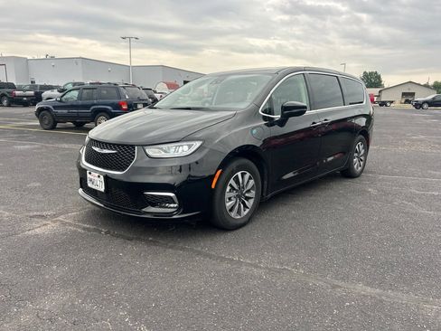 Used 2024 Chrysler Pacifica Limited FWD image 3