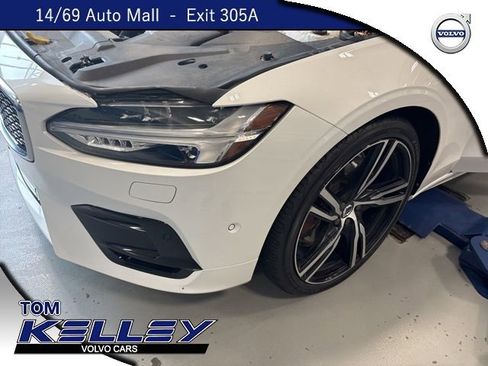 Used 2020 Volvo S90 T6 R-Design image 1