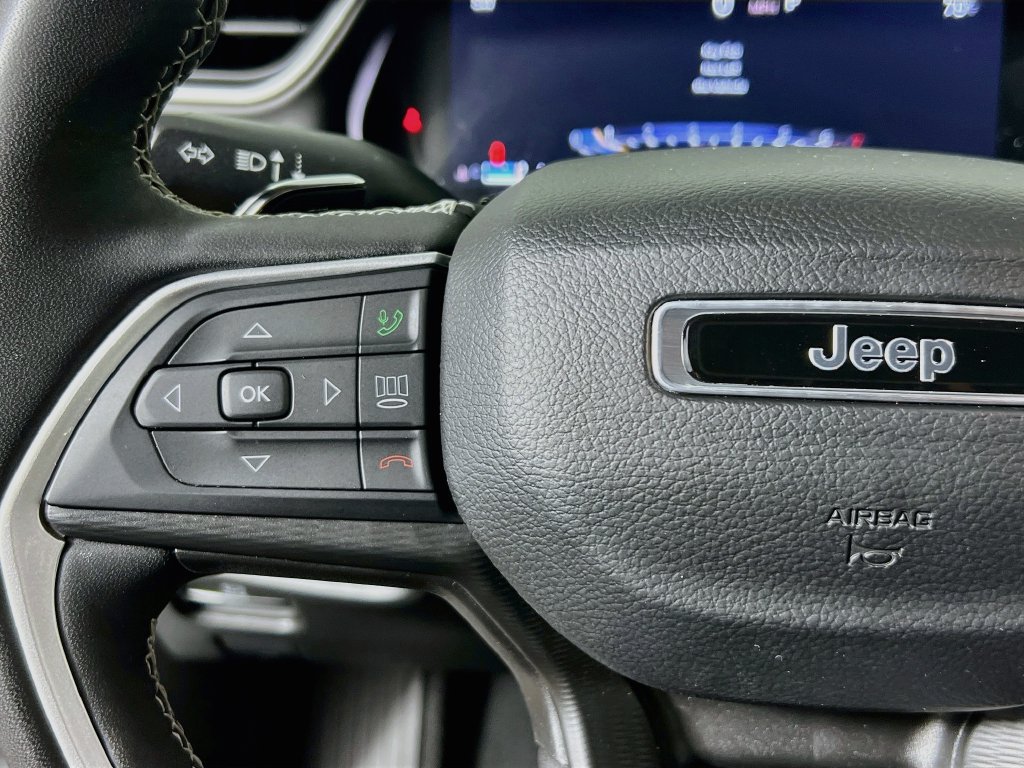 Used 2023 Jeep Grand Cherokee Laredo w/ Luxury Tech Group I AWD/4WD image 16
