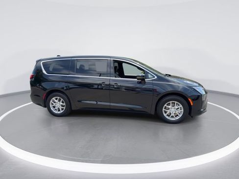 New 2027 Chrysler Pacifica Select FWD image 9