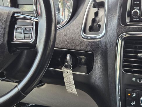 Used 2019 Dodge Grand Caravan SXT FWD image 26