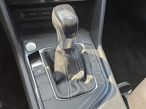 Used 2022 Volkswagen Tiguan SE w/ Panoramic Sunroof Package FWD image 14