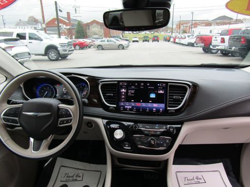 Used 2021 Chrysler Pacifica Limited w/ Uconnect Theater Family Group image 19