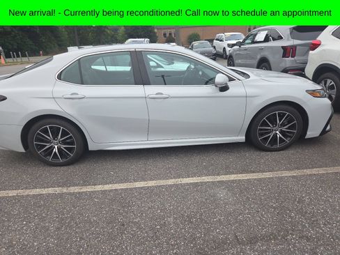 Used 2023 Toyota Camry SE FWD image 4