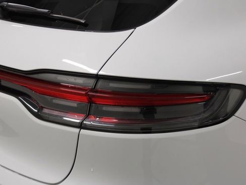 Certified 2022 Porsche Macan AWD/4WD image 12