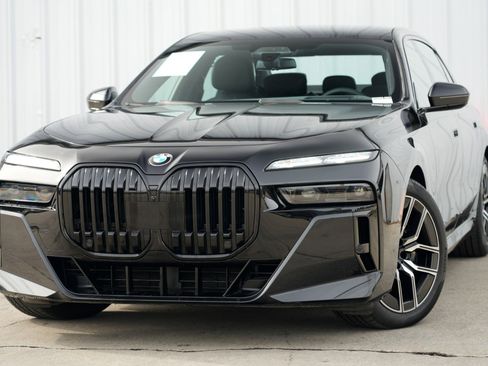 Used 2023 BMW 760i xDrive w/ Executive Package image 3