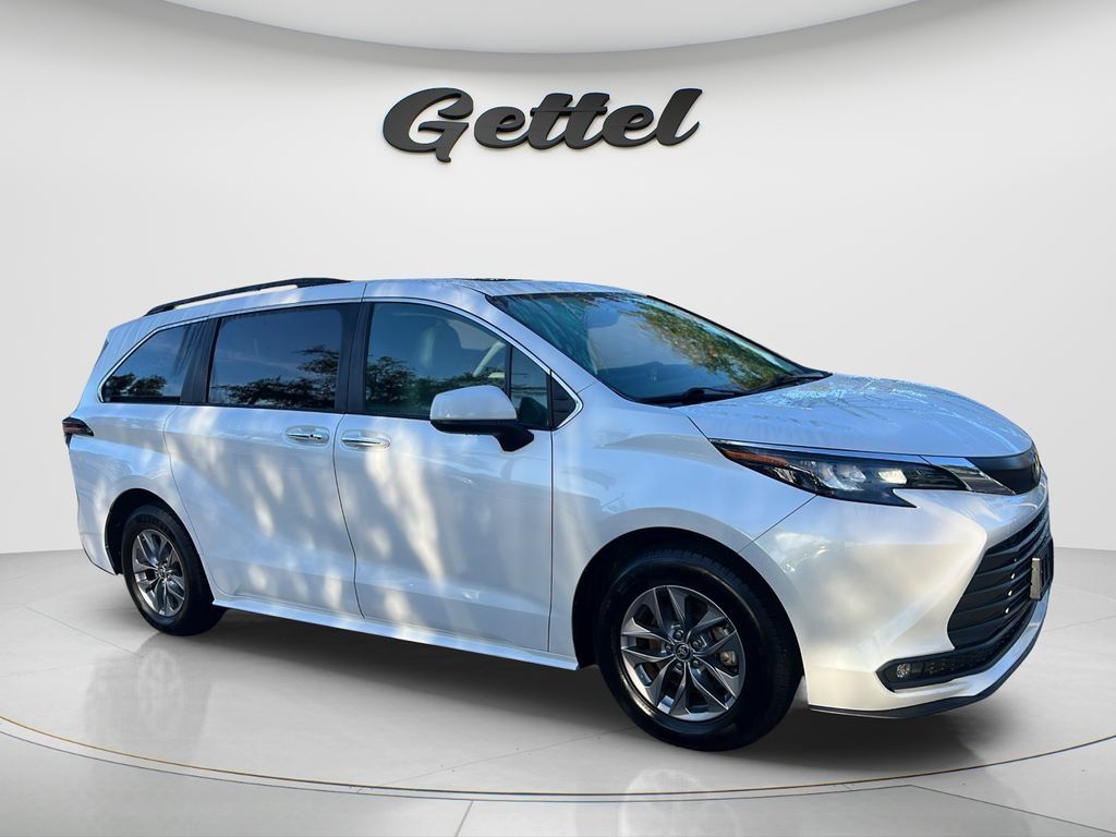 Certified 2025 Toyota Sienna XLE FWD image 3