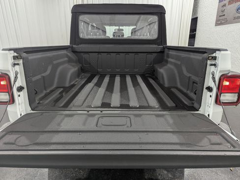 Used 2024 Jeep Gladiator Sport image 10