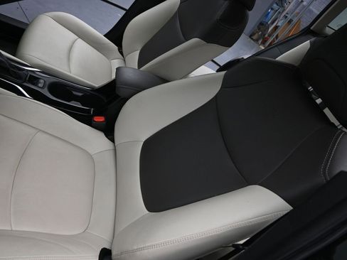 Used 2022 Toyota Corolla Cross XLE w/ Convenience Package image 9