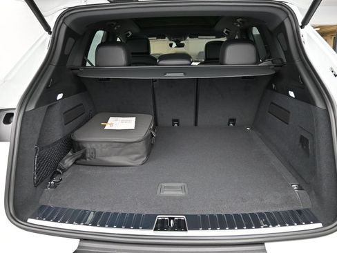 Certified 2026 Porsche Cayenne E-Hybrid AWD/4WD image 9