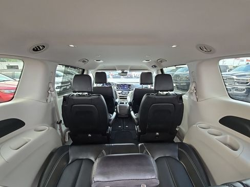 Used 2024 Chrysler Pacifica Touring-L FWD image 43