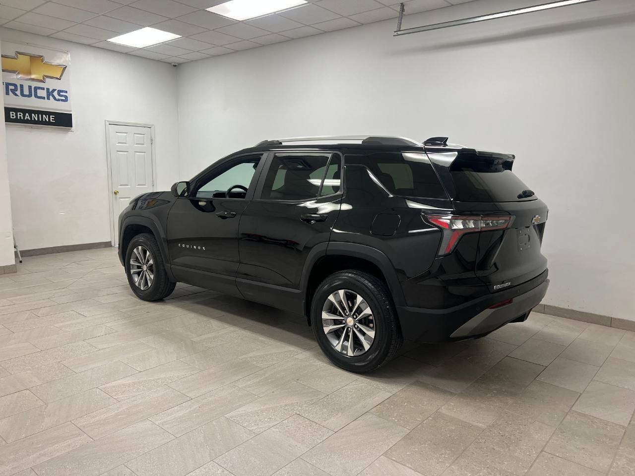Used 2025 Chevrolet Equinox LT w/ Convenience Package II FWD image 7