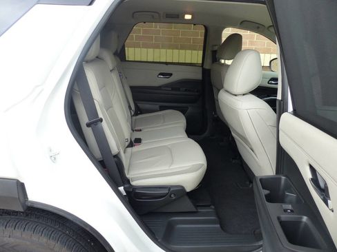 Used 2022 Nissan Pathfinder SL w/ SL Black Package AWD/4WD image 33