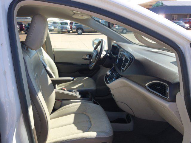Used 2017 Chrysler Pacifica Touring-L Plus w/ Tire & Wheel Group FWD image 32