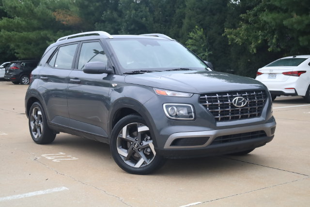 Used 2025 Hyundai Venue SEL FWD image 3