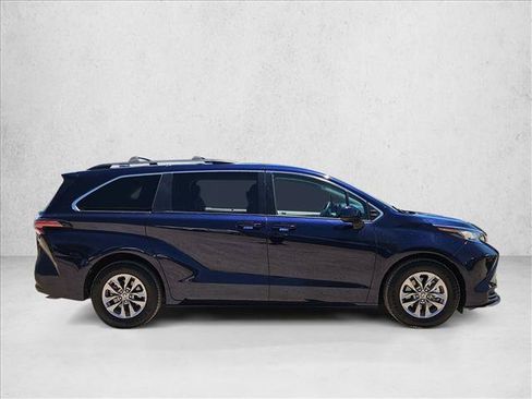Used 2022 Toyota Sienna LE FWD image 4