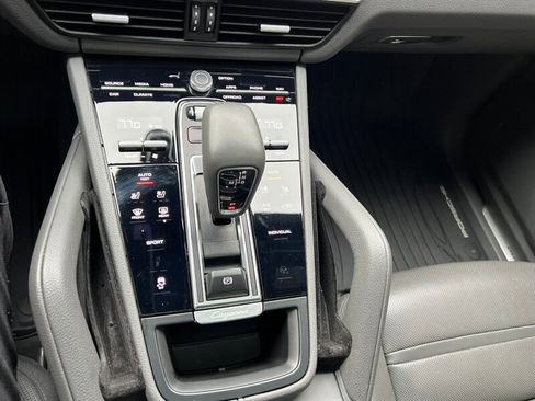 Used 2021 Porsche Cayenne image 38